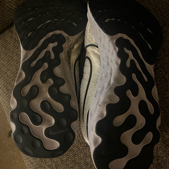 Nike White and Black Sneakers - Picture 4 of 5